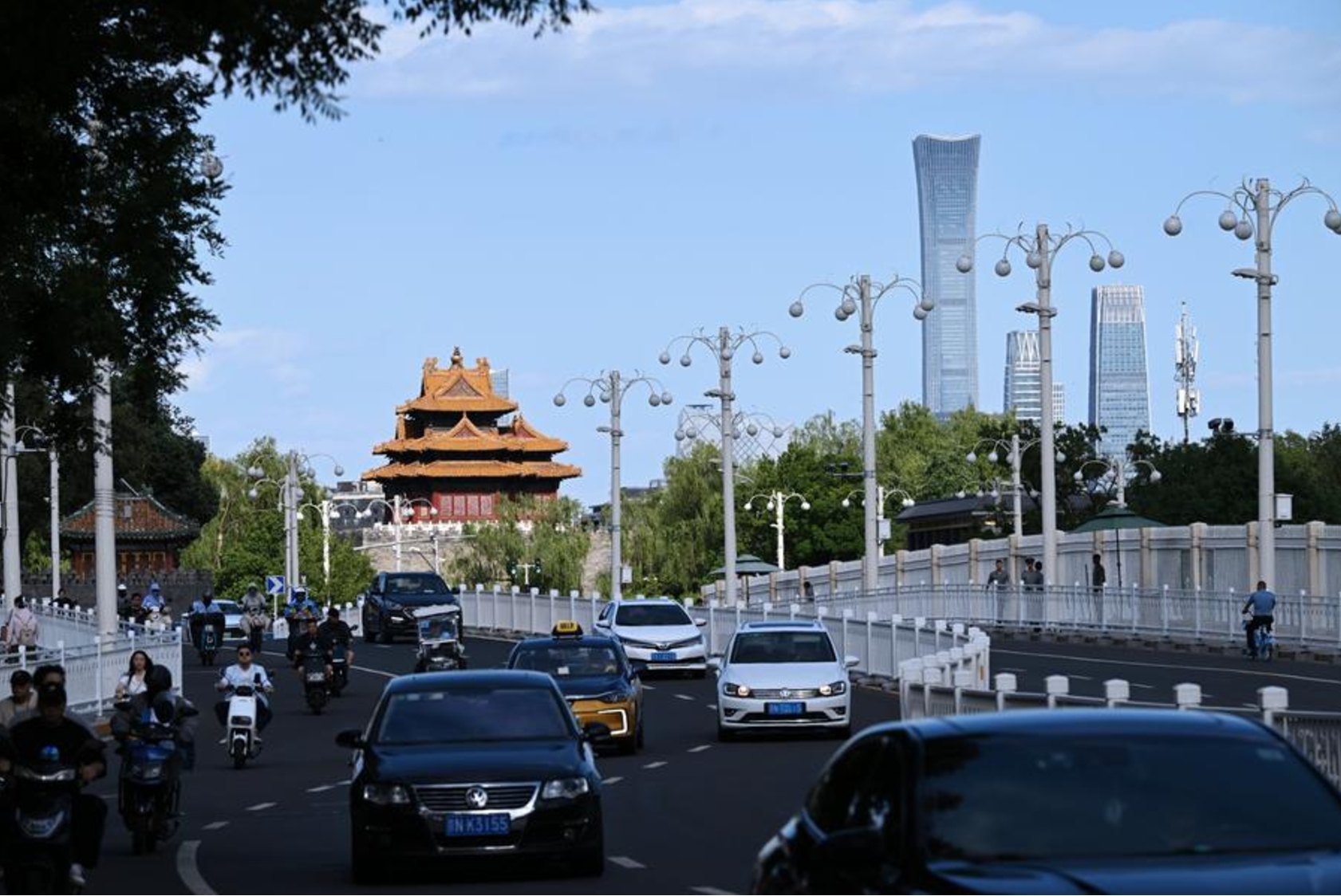 La foto, tomada el 31 de mayo de 2024, muestra una torreta del Museo del Palacio y los rascacielos del Distrito Central de Negocios (CBD) en Beijing, capital de China. (Xinhua/Chen Yehua)