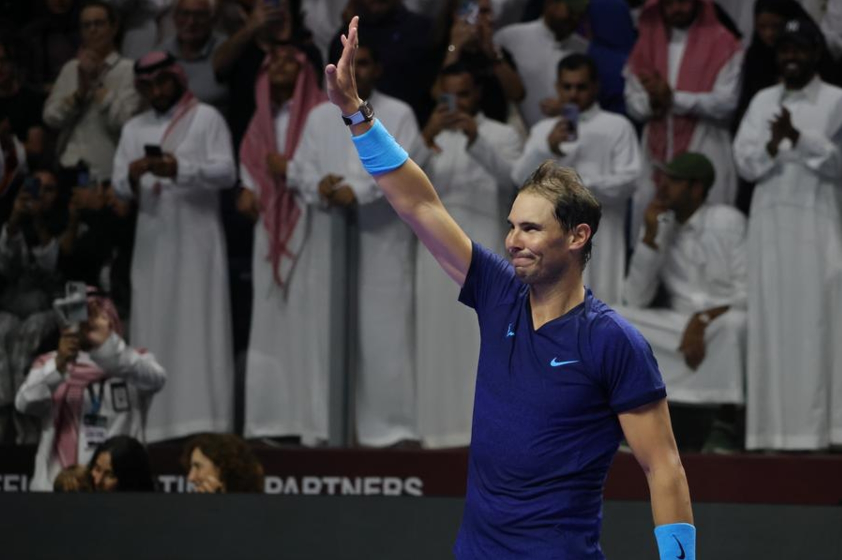 Imagen del 19 de octubre de 2024 de Rafael Nadal, de Espa?a, saludando a los espectadores al término del partido por el tercer lugar ante Novak Djokovic, de Serbia, en el torneo de tenis de exhibición "6 Kings Slam", en Riad, Arabia Saudita. (Xinhua/Luo Chen)