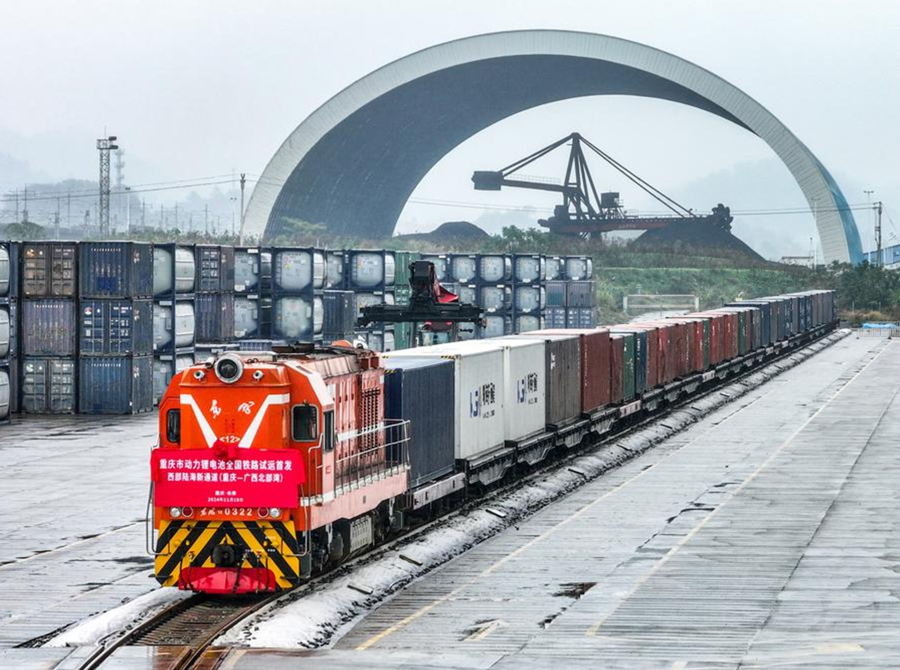 Vista aérea fotografiada con un dron mostrando un tren cargado con baterías de litio destinadas al sector del transporte a punto de partir de una estación ferroviaria en Chongqing, en el suroeste de China, el 19 de noviembre de 2024. (Xinhua/Tang Yi)