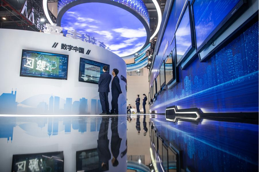 Personas visitan una exhibición de éxitos innovadores durante la Conferencia 5G + Internet Industrial de China 2023 en Wuhan, en la provincia central de Hubei, el 20 de noviembre de 2023. (Xinhua/Wu Zhizun)