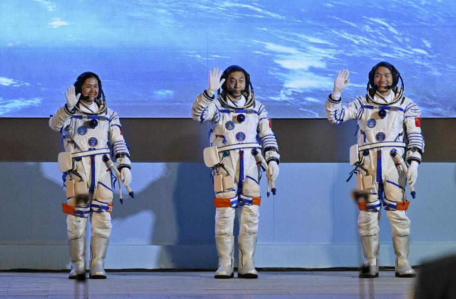 Los astronautas chinos Cai Xuzhe (c), Song Lingdong (d) y Wang Haoze asisten a una ceremonia de despedida en el Centro de Lanzamiento de Satélites de Jiuquan, en el noroeste de China, el 30 de octubre de 2024. (Xinhua/Li Xin) 