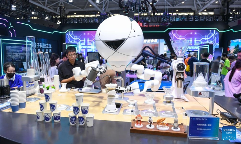 Un robot prepara café en un stand en la 26a Feria de Alta Tecnología de China (CHTF, por sus siglas en inglés) en Shenzhen, provincia de Guangdong, en el sur de China, el 14 de noviembre de 2024. Una variedad de robots y productos de industrias relacionadas se exhiben en la actual 26a CHTF, atrayendo mucha atención. (Foto: Xinhua)