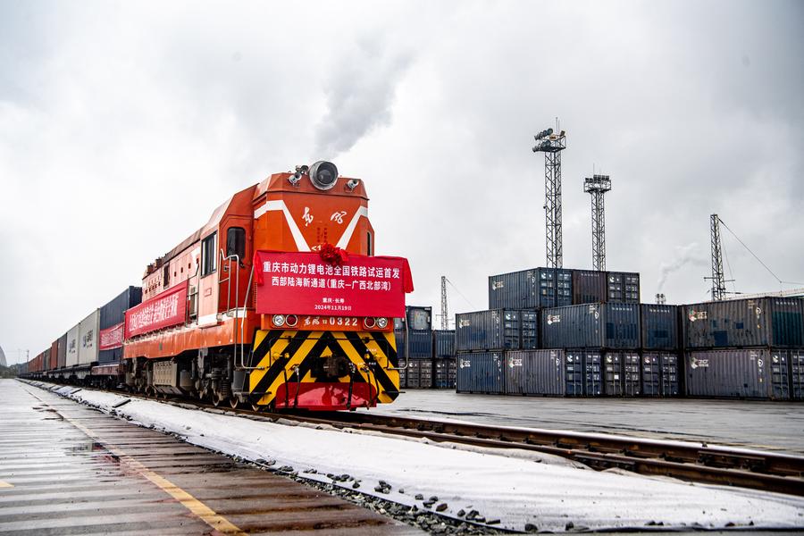 Un tren cargado con baterías de litio para fines de tracción fotografiado poco antes de partir de una estación ferroviaria en Chongqing, en el suroeste de China, el 19 de noviembre de 2024. (Xinhua/Tang Yi)