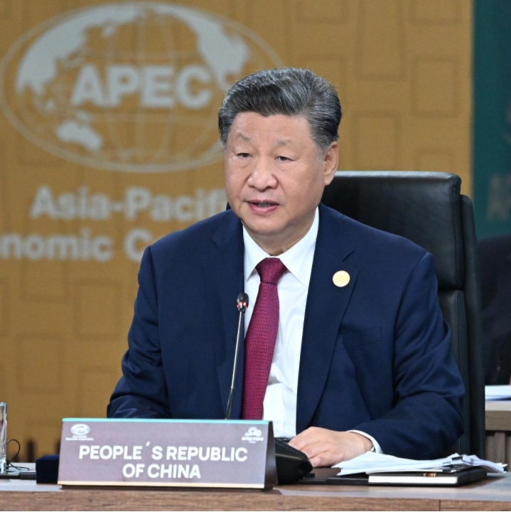 El presidente chino, Xi Jinping, pronuncia un discurso importante titulado "Asumir Juntos las Responsabilidades de Nuestro Tiempo y Promover Juntos el Desarrollo de Asia-Pacífico" en la 31a Reunión de Líderes Económicos de APEC en el Centro de Convenciones de Lima, en Lima, Perú, el 16 de noviembre de 2024.(Xinhua/Xie Huanchi)