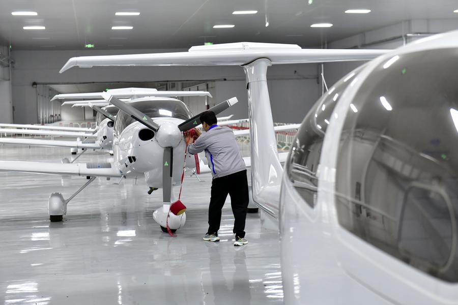 Avionetas en un hangar de un parque industrial de alta tecnología en Binzhou, provincia de Shandong, en el este de China, el 9 de octubre de 2024. (Xinhua/Guo Xulei)