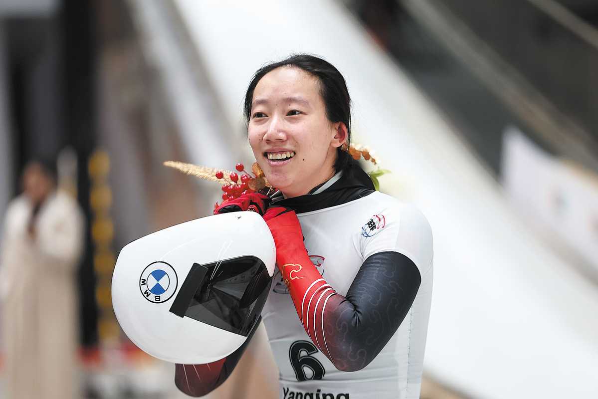 La china Zhao Dan celebró este sábado haber ganado la primera medalla de oro en Skeleton femenino para China en el Centro Nacional de Deslizamiento de Yanqing, en Beijing.