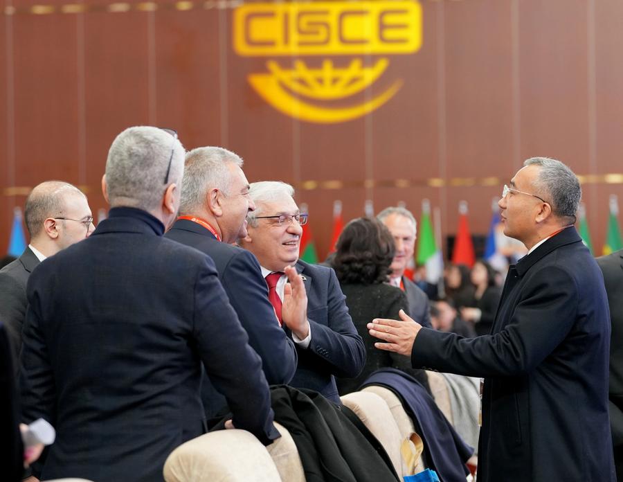 Participantes dialogan durante la ceremonia inaugural de la segunda Exposición Internacional de la Cadena de Suministro de China, en Beijing, la capital china, el 26 de noviembre de 2024. (Xinhua/Xing Guangli). 