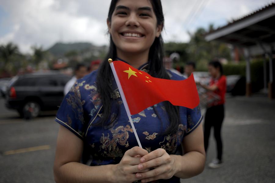 Imagen del 3 de junio de 2019 de una estudiante del Instituto Cultural sosteniendo una bandera nacional de China durante la visita de una delegación de 21 estudiantes del Colegio Dayu de Beijing a la sede de la escuela, en la Ciudad de Panamá, capital de Panamá. (XinhuaMauricio Valenzuela)