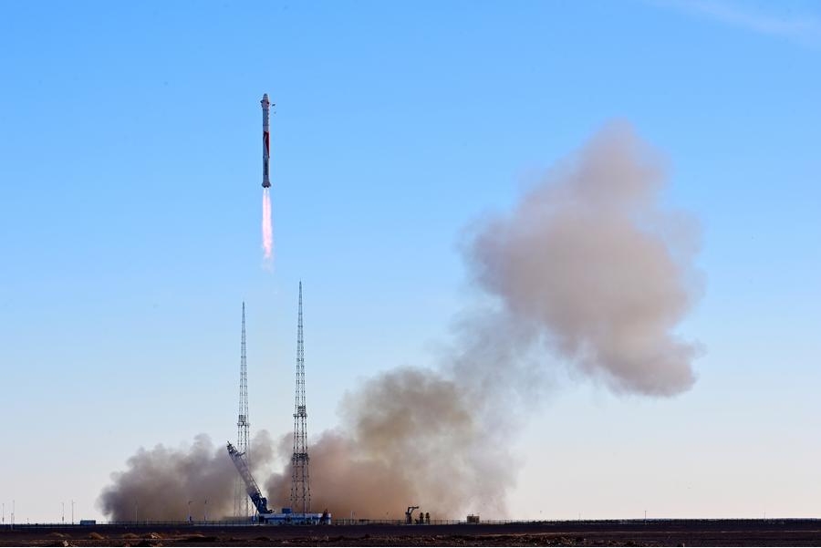 Un cohete portador ZQ-2 Y-1 modificado, que transporta dos satélites de prueba, despega desde una zona piloto de innovación espacial comercial, en el noroeste del país, el 27 de noviembre de 2024. (Xinhua/Wang JIangbo)