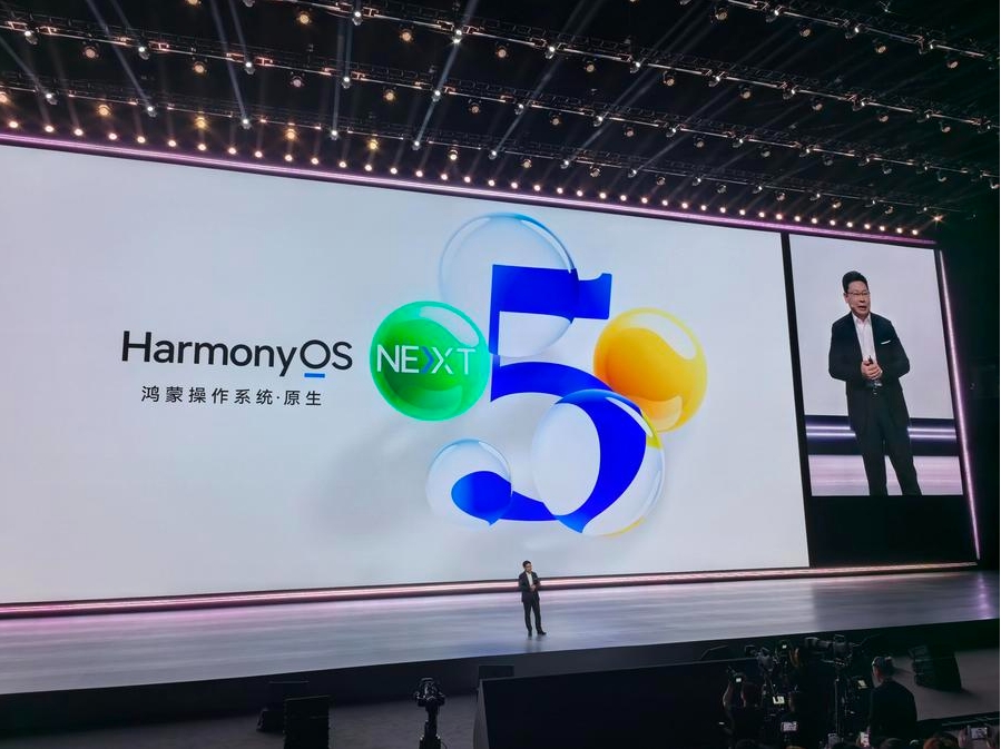 El director ejecutivo de Huawei, Yu Chengdong, realiza una presentación durante el evento de lanzamiento de HarmonyOS NEXT en Shenzhen, provincia de Guangdong, en el sur de China, el 22 de octubre de 2024. (Xinhua/Bai Yu)