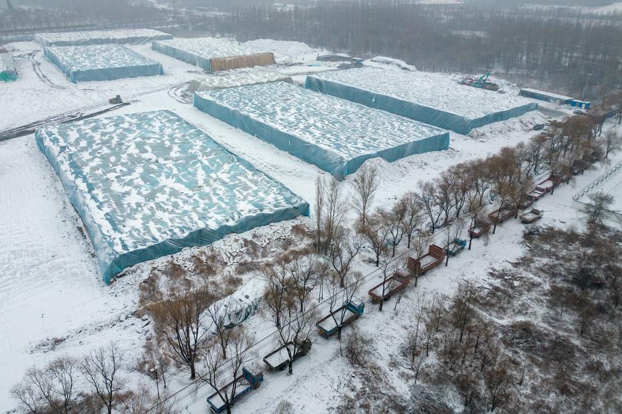 Imagen aérea tomada con un dron de camiones haciendo fila para transportar cubos de hielo para ser usados en la construcción del 26o Mundo de Hielo y Nieve de Harbin, en Harbin, en la provincia de Heilongjiang, en el noreste de China, el 26 de noviembre de 2024. (Xinhua/Zhang Tao) 