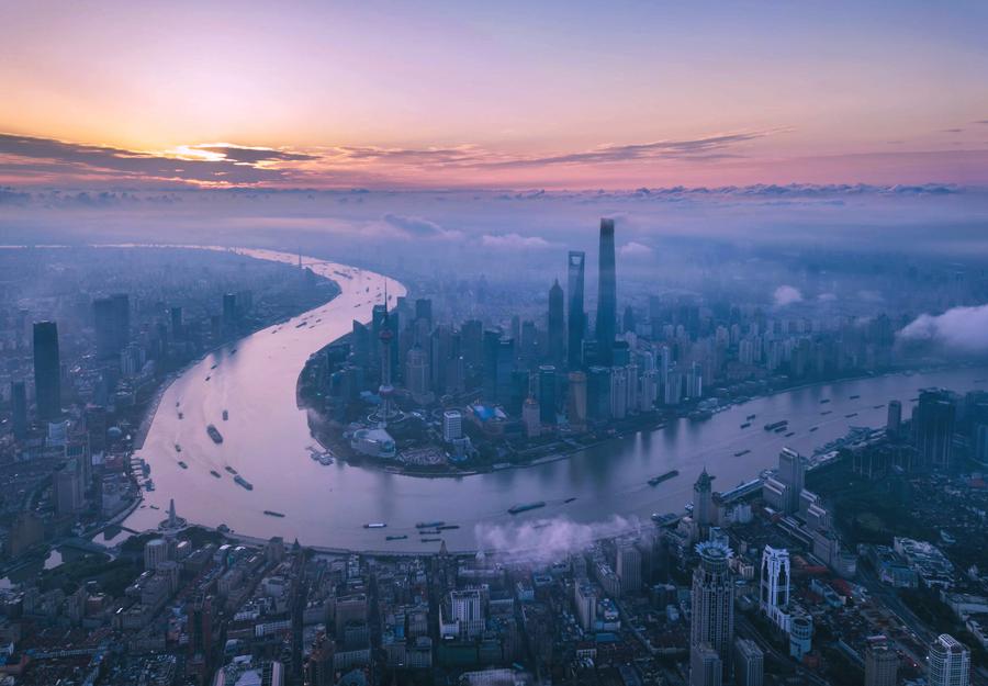 Imagen del 21 de junio de 2018, de una vista aérea del paisaje matutino de la zona de Lujiazui en Pudong de Shanghai, en el este de China. (Xinhua/Ren Long) 