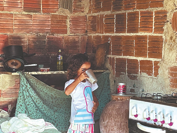 Gracias a un proyecto de desalinización de agua de State Grid Brazil Power Participations, una ni?a tiene agua potable en su casa en Jo?o Cámara, Rio Grande do Norte, Brasil. [Foto: proporcionada a China Daily]