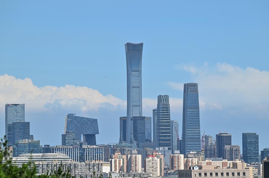 Una vista desde la colina Jingshan de los rascacielos del distrito central de negocios (CBD) en un día soleado en Beijing, la capital de China, el 12 de agosto de 2024. (Xinhua/Li Xin)