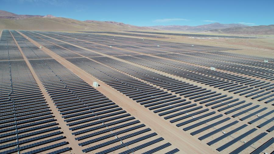 Vista aérea del 11 de mayo de 2020 de los paneles fotovoltaicos en el Parque Solar Cauchari, en la provincia de Jujuy, en el noroeste de Argentina. (Xinhua)