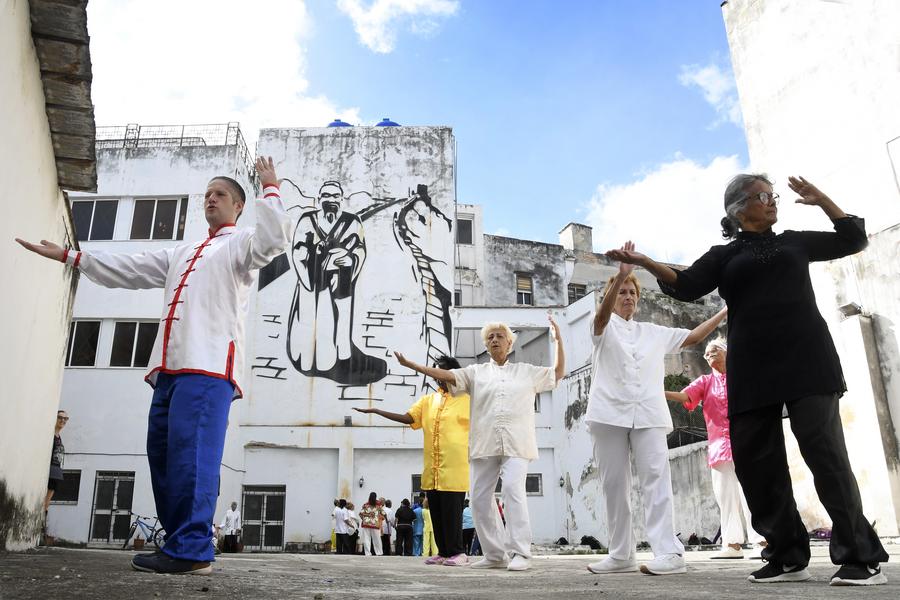 Un profesor imparte clases de artes marciales a un grupo de personas durante una jornada de "puertas abiertas" realizada por el Instituto Confucio de La Habana, en La Habana, capital de Cuba, el 21 de noviembre de 2024. (Xinhua/Joaquín Hernández)