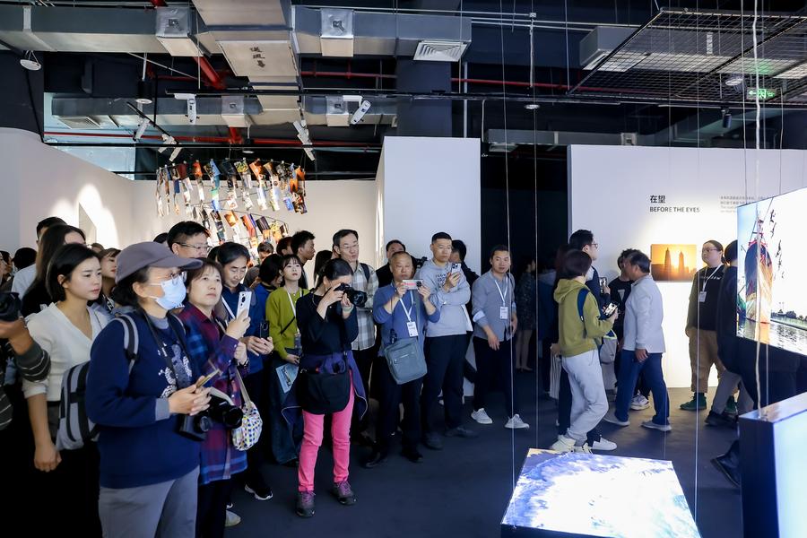 Visitantes recorren la sede del noveno Festival Internacional de Fotografía Jimei x Arles, en Xiamen, ciudad de la provincia oriental china de Fujian, el 15 de diciembre de 2023. (Xinhua)