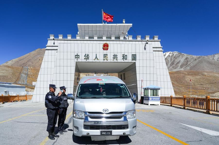 Agentes de policía de la estación de inspección fronteriza de Khunjerab revisan un vehículo en el paso de Khunjerab en la región autónoma uygur de Xinjiang, en el noroeste de China, el 20 de septiembre de 2024. (Xinhua/Yi Refanjiang)