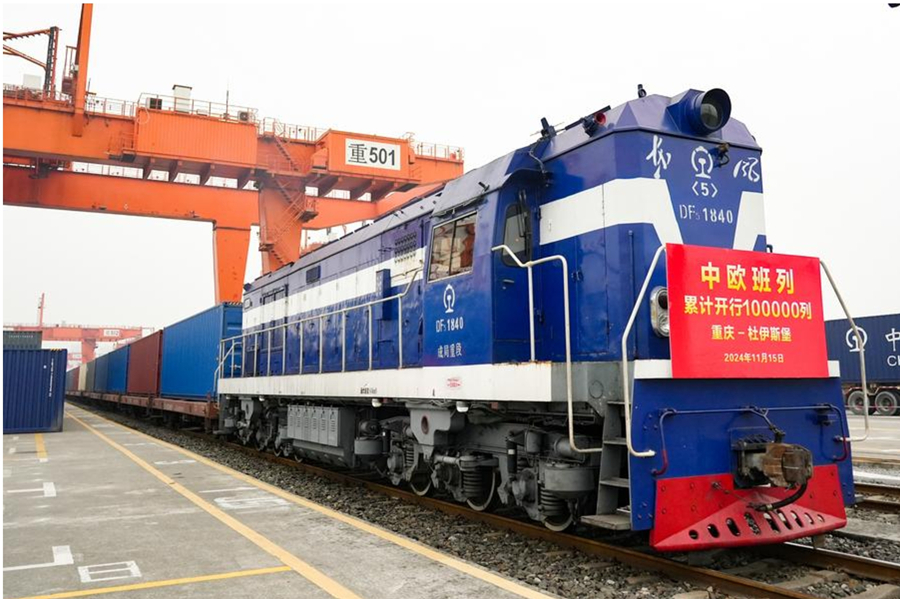 El tren de carga China-Europa número 100.000, con código X8083, espera su salida en la estación de Tuanjiecun, en Chongqing, en el suroeste de China, el 15 de noviembre de 2024. (Xinhua/Zhang Ziyu)