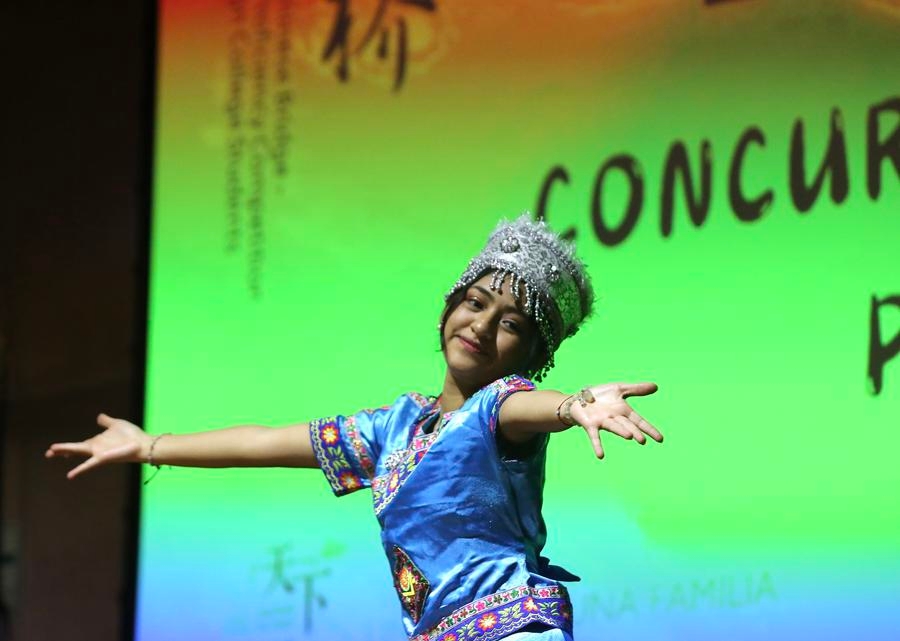 Imagen del 15 de junio de 2024 de una estudiante participando en el Concurso Internacional de Talento "Puente Chino" en la Universidad Ricardo Palma, en Lima, Perú. (Xinhua/Mariana Bazo)