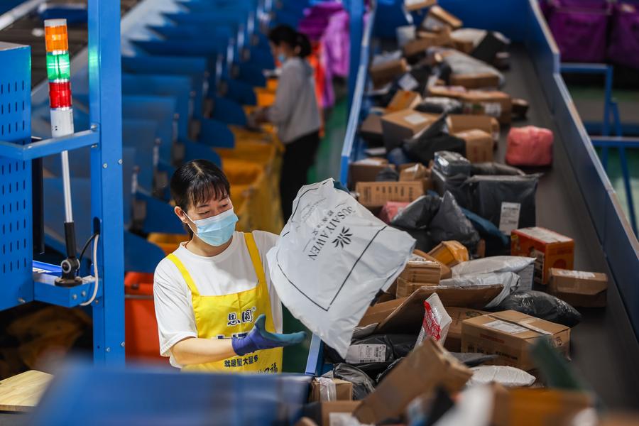 Una empleada clasifica paquetes en una empresa de logística en el distrito de Lanshan de la ciudad de Yongzhou, en la provincia central china de Hunan, el 10 de noviembre de 2022. (Xinhua/Peng Hua)