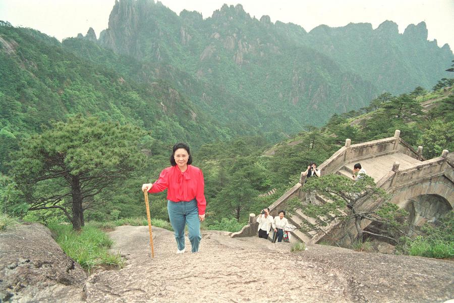 Qiong Yao en camino hacia la cima de la monta?a Huangshan en la provincia de Anhui, en el este de China, el 20 de junio de 1992. (Xinhua/Xu Yiming)