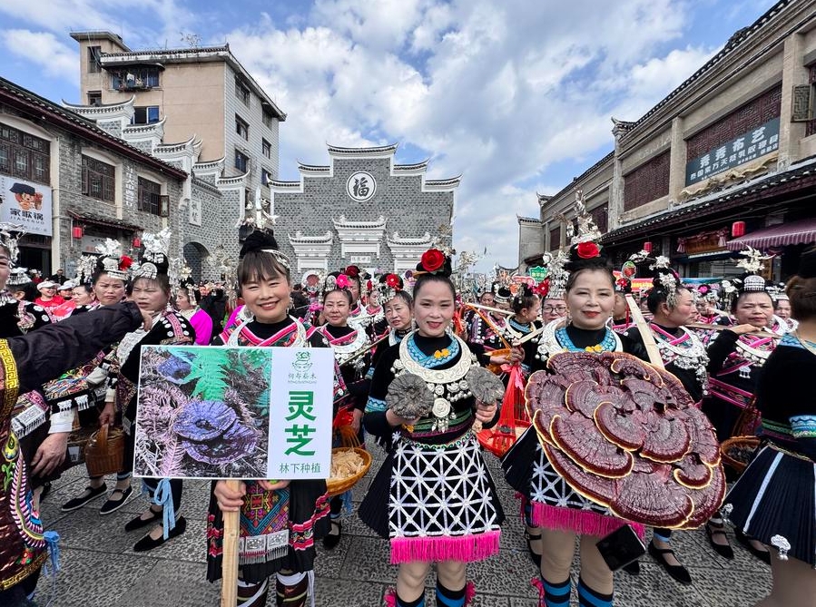 Integrantes de la etnia dong vestidas con coloridos trajes étnicos participan en un desfile, en el distrito de Liping de la provincia de Guizhou, en el suroeste de China, el 1 de diciembre de 2024. (Xinhua/Zhou Xuanni)