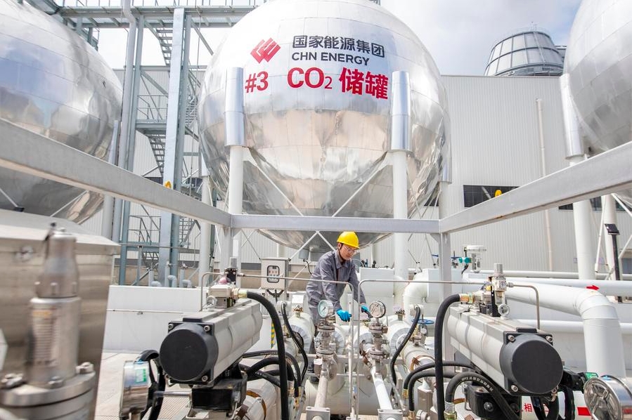 Un técnico revisa instalaciones de captura, utilización y almacenamiento de carbono en la central térmica de carbón de Taizhou, antes de su entrada en funcionamiento, en la provincia oriental china de Jiangsu, el 1 de junio de 2023. La planta es gestionada por China Energy Investment Corporation (China Energy).(Xinhua/Tang Dehong). 