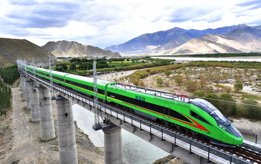 Vista aérea del 16 de junio de 2021 de un tren bala Fuxing circulando por la vía férrea Lhasa-Nyingchi durante una operación de prueba en Shannan, en la región autónoma del Tíbet, en el suroeste de China. (Xinhua/Chogo) 