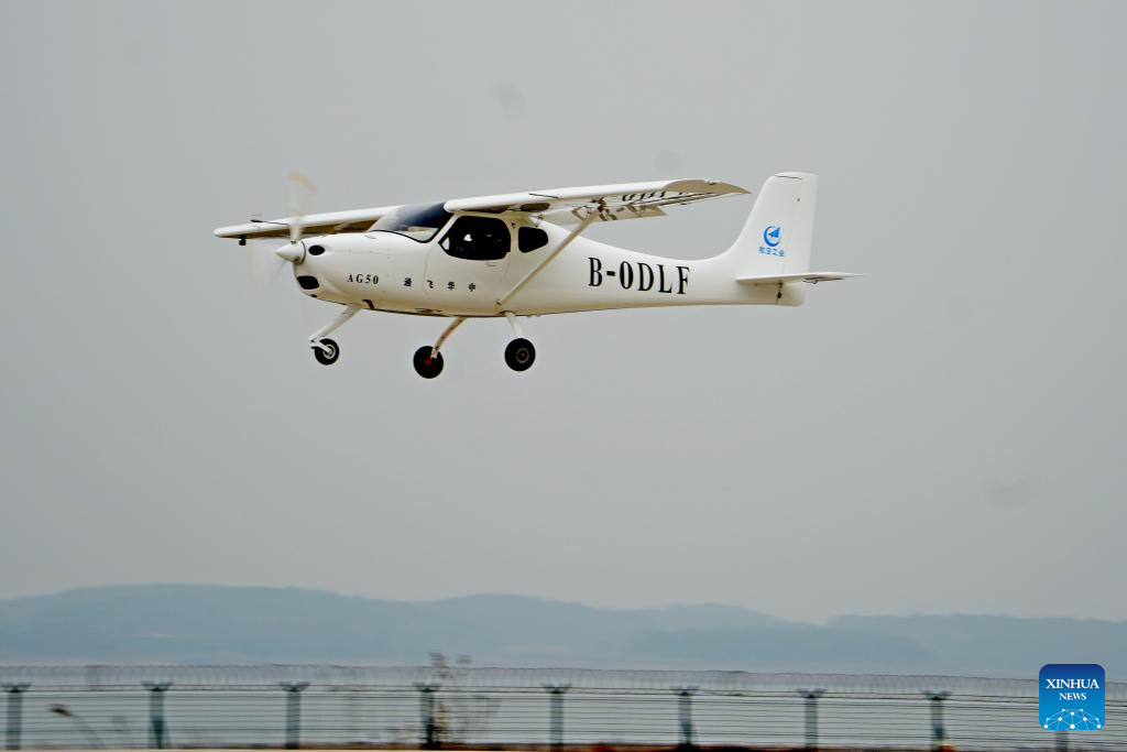  Imagen del 9 de diciembre de 2024 de un AG50 modificado realizando su vuelo inaugural en un aeropuerto, en Jingmen, en la provincia de Hubei, en el centro de China. Un AG50 modificado, el avión deportivo ligero de nueva generación de China, realizó un exitoso vuelo inaugural el lunes, según la Corporación de la Industria de Aviación de China (AVIC, por sus siglas en inglés). El avión AG50 modificado realizó el vuelo en un aeropuerto en Jingmen, en la provincia de Hubei, en el centro de China. El vuelo fue estable y todos los sistemas del avión funcionaron bien, dijo la AVIC, el principal fabricante aeronáutico del país. La medida marcó la finalización de la modificación del AG50, así como el ingreso del avión modificado a su fase de prueba de vuelo de validación de aeronavegabilidad, se?aló la AVIC. (Xinhua/AVIC)