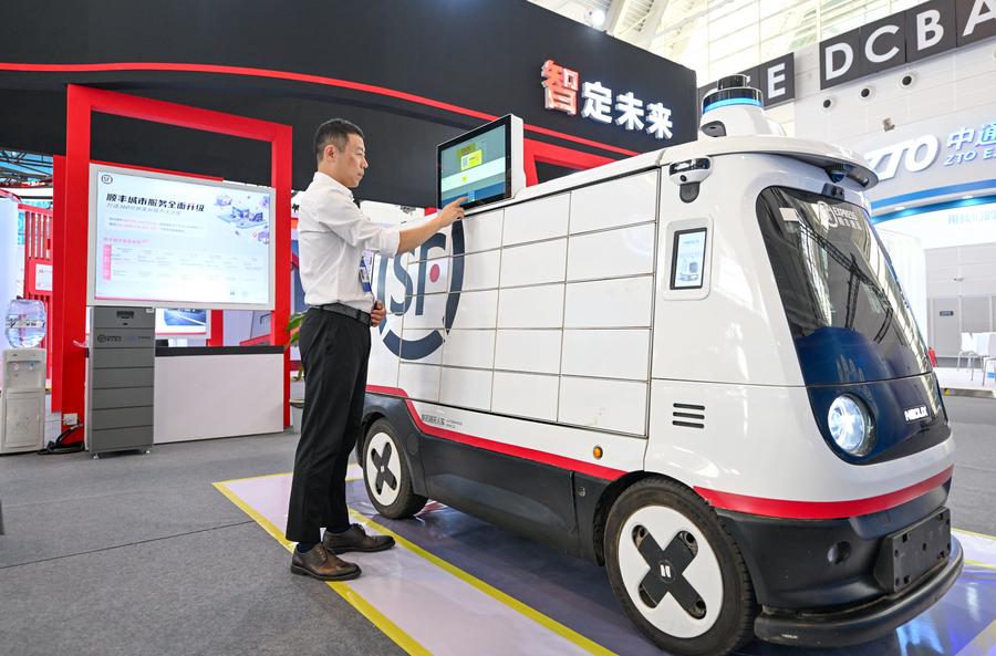 Un expositor opera un vehículo de entregas autónomo y no tripulado para los servicios de mensajería, exhibido en la Exposición Mundial de Inteligencia 2024 en Tianjin, en el norte de China, el 20 de junio de 2024. (Xinhua/Sun Fanyue)