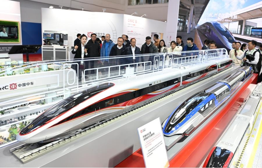 Personas visitan el estand de China Railway Rolling Stock Corporation en el área de exhibición de la Cadena de Fabricación Avanzada de la segunda Exposición Internacional de la Cadena de Suministro de China en Beijing, capital de China, el 27 de noviembre de 2024. (Xinhua/Li He)