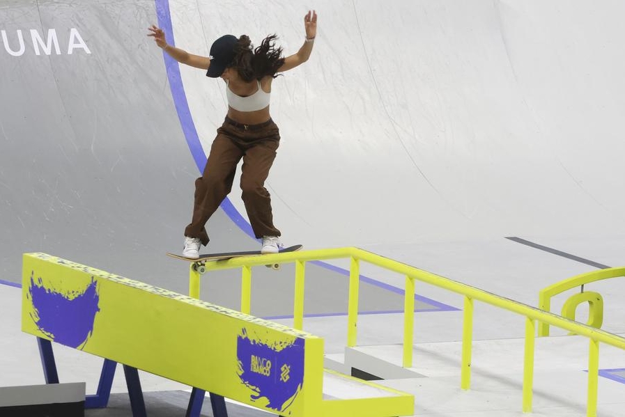 La patinadora brasile?a Rayssa Leal se prepara previo a la final del Campeonato Mundial Super Crown de la SLS 2024, en Sao Paulo, Brasil, el 14 de diciembre de 2024. (Xinhua/Rahel Patrasso)