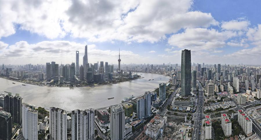 Esta foto panorámica aérea, tomada el 10 de enero de 2023, muestra una vista del área de Lujiazui en la Zona Piloto de Libre Comercio de China (Shanghai), en el este de China. (Xinhua/Fang Zhe)