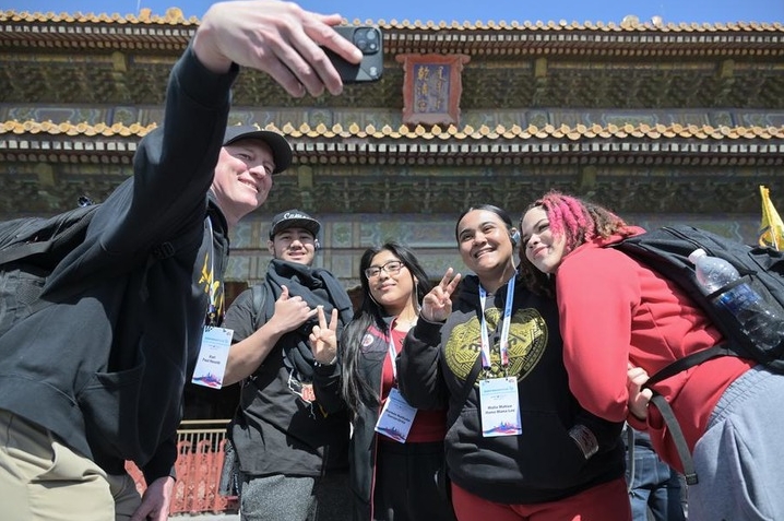 Un grupo de estudiantes de secundaria del estado de Washington, Estados Unidos, se toman una foto en el Museo del Palacio, en Beijing, capital de China, 19 de marzo de 2024. (Xinhua/Li Xin)