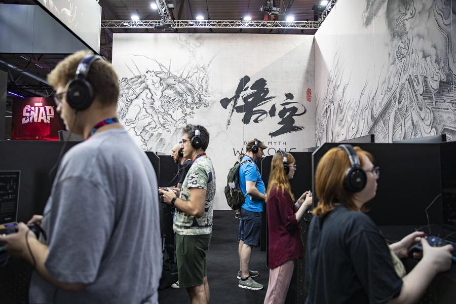 Un grupo de personas prueba "Black Myth: Wukong" en el estand de Game Science durante la Gamescom 2023 en Colonia, Alemania, el 23 de agosto de 2023. (Xinhua/Zhang Fan)