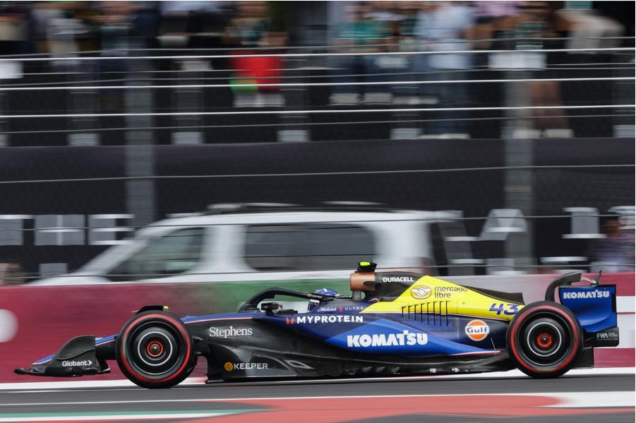 Imagen del 26 de octubre de 2024 del piloto argentino de la escudería Williams, Franco Colapinto, compitiendo durante la sesión de clasificación del Gran Premio de la Ciudad de México de Fórmula 1 2024 en el Autódromo Hermanos Rodríguez, en la Ciudad de México, capital de México. (Xinhua/Francisco Ca?edo)