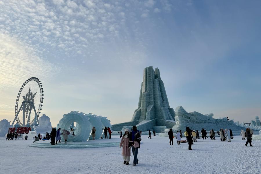 Turistas visitan el Mundo de Hielo y Nieve de Harbin, el mayor parque temático de hielo y nieve del mundo, en Harbin, capital de la provincia nororiental china de Heilongjiang, el 21 de diciembre de 2024. (Xinhua/Yang Siqi)