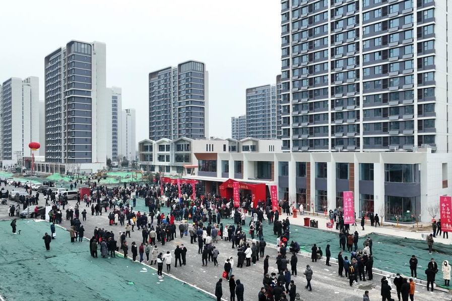 Ciudadanos en espera de recibir las llaves de sus nuevos hogares en un complejo residencial de reubicación en Shijiazhuang, capital de la provincia de Hebei, en el norte de China, el 16 de enero de 2024. (Xinhua/Yang Shiyao)