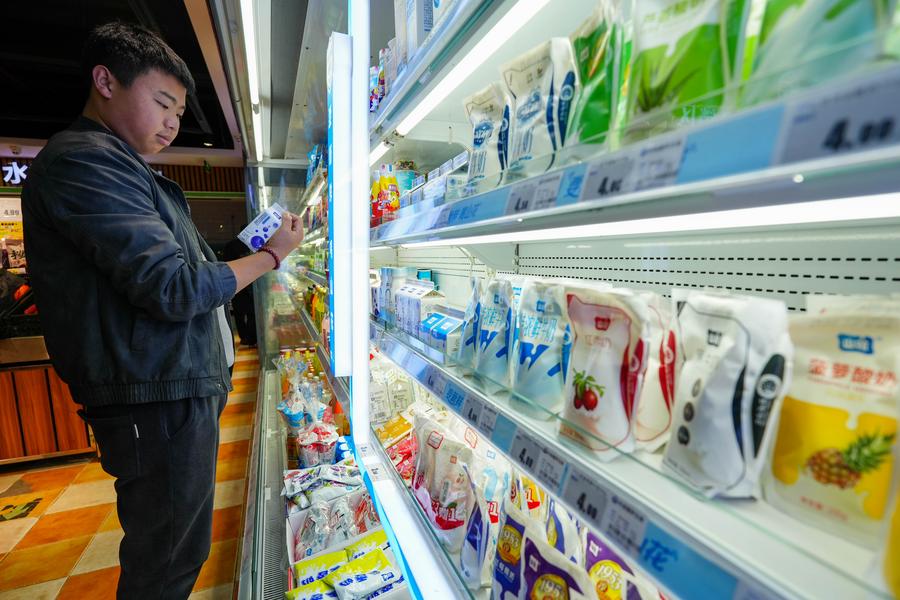 Un cliente selecciona mercancía en un supermercado, en la ciudad de Guiyang, en la provincia de Guizhou, en el suroeste de China, el 9 de diciembre de 2024. (Xinhua/Long Jianrui) 