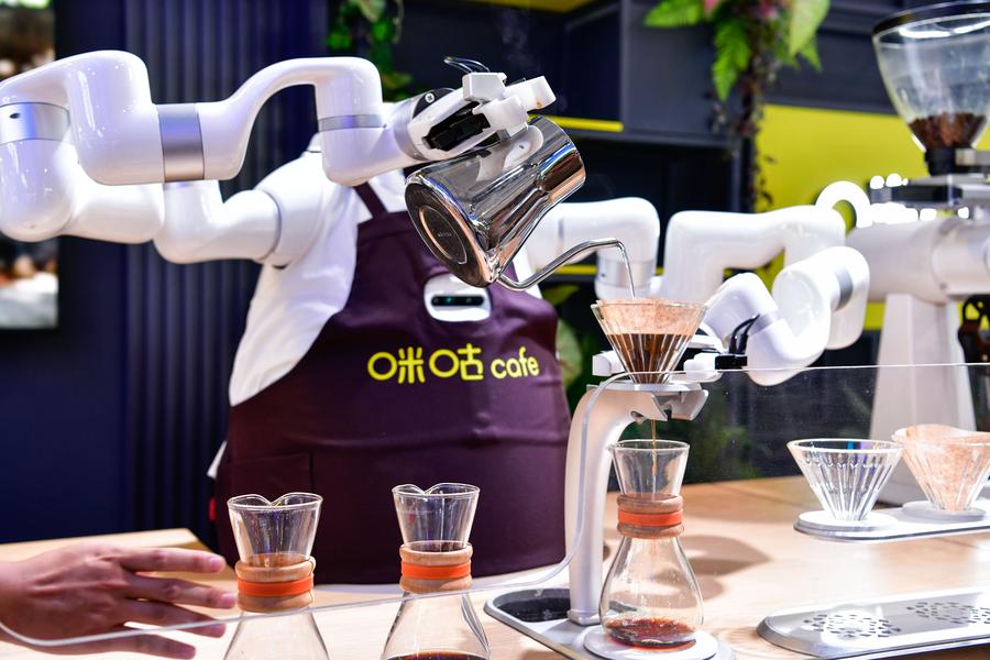 Un robot impulsado por inteligencia artificial prepara café en la Exposición Internacional de la Industria de Macrodatos de China 2024, en Guiyang, en la provincia de Guizhou, en el suroeste de China, el 28 de agosto de 2024. (Xinhua/Yang Wenbin) 