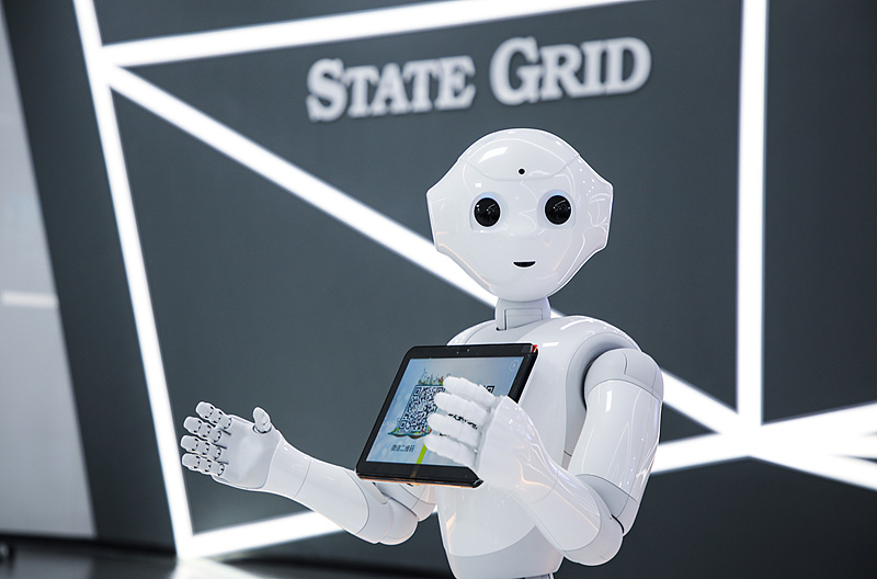 Un robot de IA ofrece servicios en la sala de servicio de State Grid en Tongling, provincia de Anhui. [Foto: VCG]