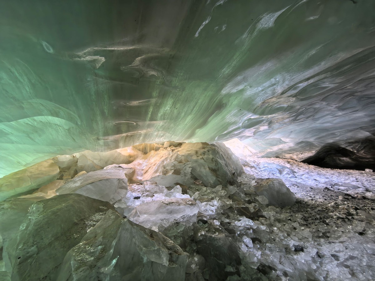 Descubren una nueva cueva de hielo gigante en Tíbet