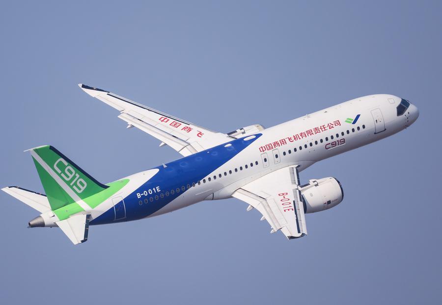 El avión de pasajeros desarrollado por China C919 realiza una presentación durante el Airshow China, en Zhuhai, en la provincia de Guangdong, en el sur de China, el 12 de noviembre de 2024. (Xinhua/Liu Dawei) 