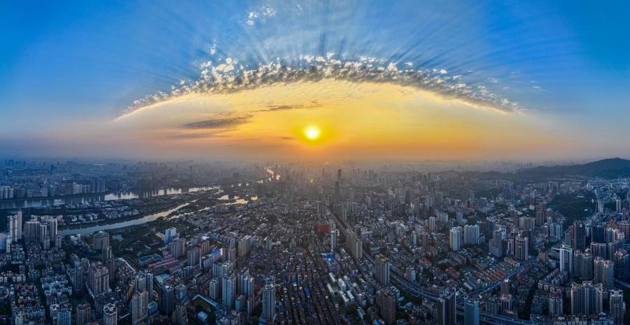 Vista aérea tomada con un dron el 12 de marzo de 2024 de la ciudad al atardecer, en Guangzhou, en la provincia de Guangdong, en el sur de China. (Xinhua/Liu Dawei) 