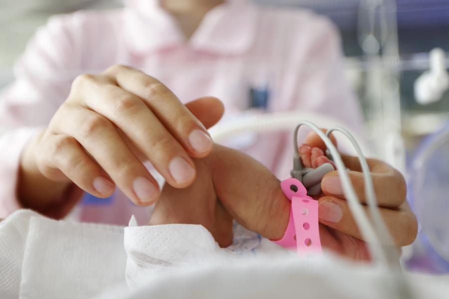 Una enfermera trabaja en la unidad de cuidados intensivos neonatales (UCIN) de un hospital de la ciudad de Suqian, en la provincia oriental china de Jiangsu, el 12 de mayo de 2024. (Xinhua/Xu Changliang)