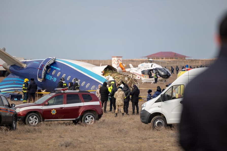 Imagen del 25 de diciembre de 2024 del sitio de un accidente aéreo cerca de Aktau, Kazajistán. (Xinhua/Isa Tazhenbayev)