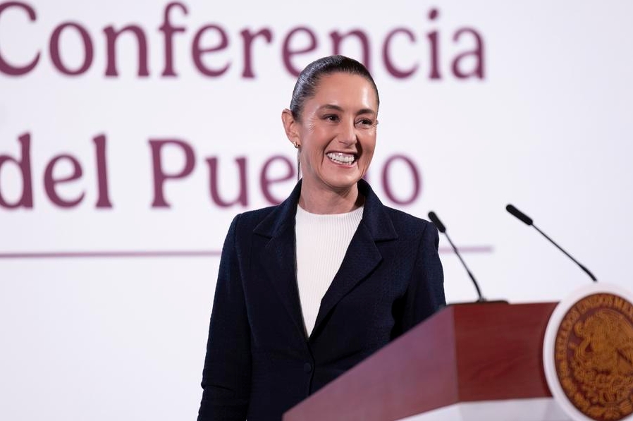 Imagen cedida por la Presidencia de México de la presidenta mexicana, Claudia Sheinbaum, sonriendo durante su conferencia de prensa matutina, en Palacio Nacional, en la Ciudad de México, capital de México, el 23 de diciembre de 2024. (Xinhua/Presidencia de México) 