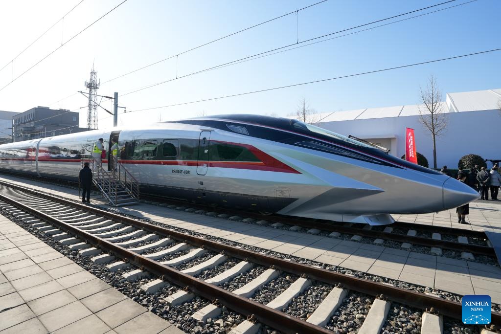 Imagen del 29 de diciembre de 2024 del tren bala CR450AF, en Beijing, capital de China. Un prototipo del tren bala CR450 que circulará a 400 kilómetros por hora debutó el domingo en Beijing, informó el operador ferroviario del país, China State Railway Group Co., Ltd. En sus pruebas, el tren es capaz de circular a 450 kilómetros por hora. (Xinhua/Ju Huanzong)