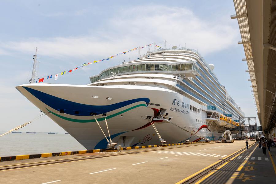 Imagen del 26 de mayo de 2024 del crucero Adora Magic City, atracado en la Terminal Internacional de Cruceros Wusongkou de Shanghai, en Shanghai, en el este de China. (Xinhua/Wang Xiang)